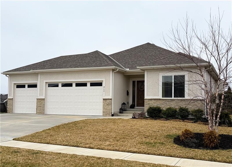 217 Davenport Dr, Blue Springs, MO 64014