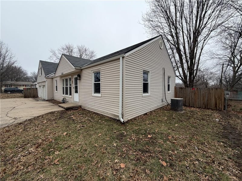 5805 Ridgeway Ave, Kansas City, MO 64133