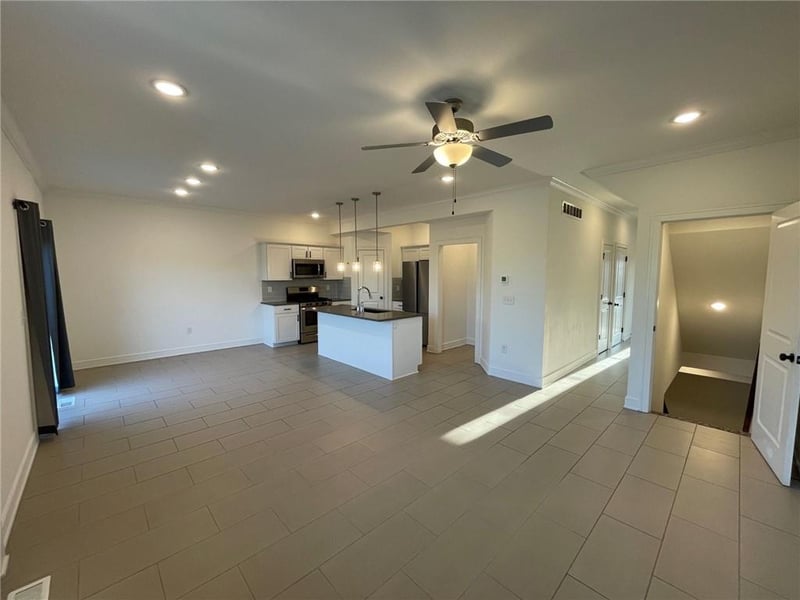 7389 Griffey St, Parkville, MO 64152