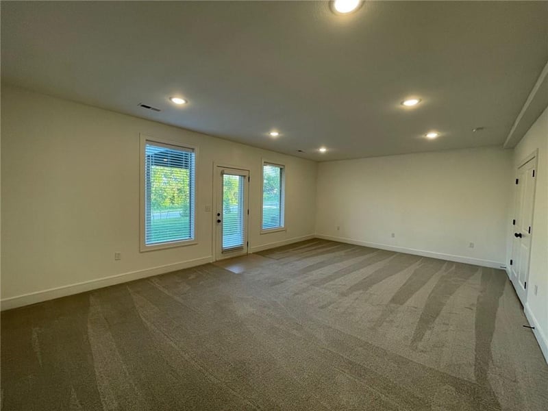 7389 Griffey St, Parkville, MO 64152