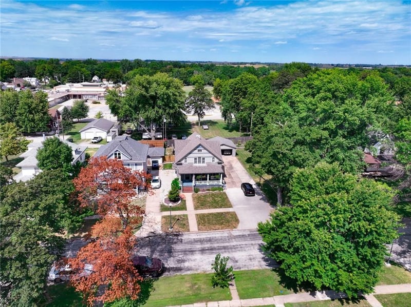 506 Shawnee St, Hiawatha, KS 66434