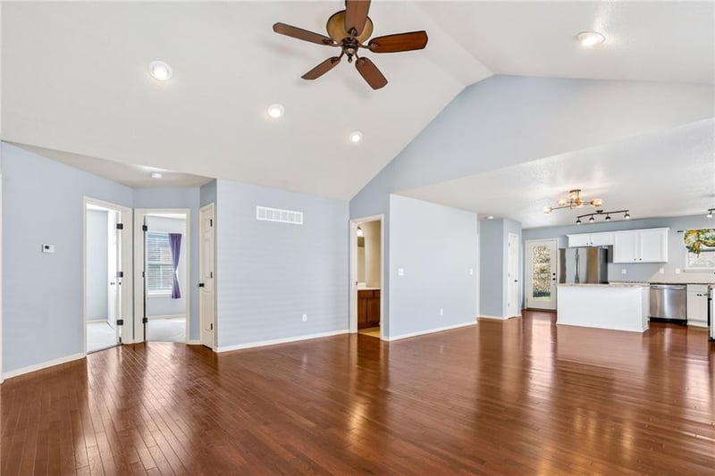 11054 Whispering Ln, Kansas City, KS 66109