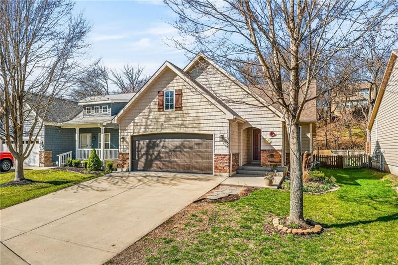 11054 Whispering Ln, Kansas City, KS 66109