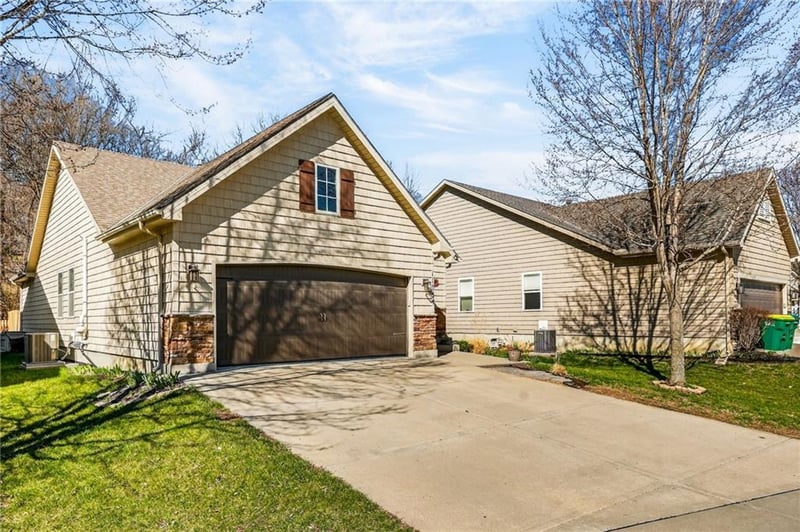 11054 Whispering Ln, Kansas City, KS 66109