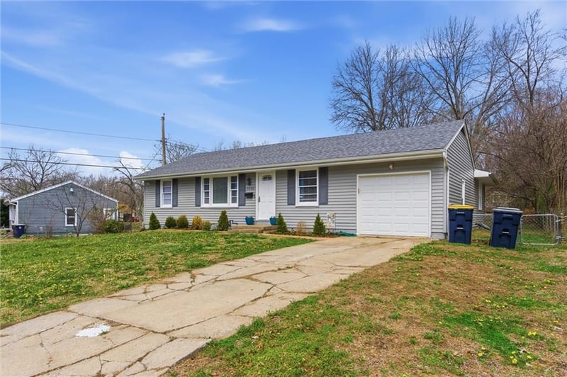 5904 100th St, Kansas City, MO 64134