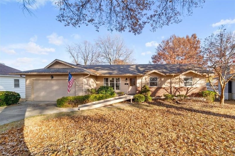 10205 Tracy Ave, Kansas City, MO 64131