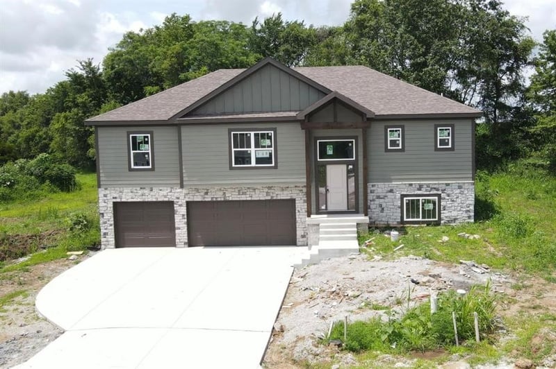 108 Johnson Cir, Dearborn, MO 64439