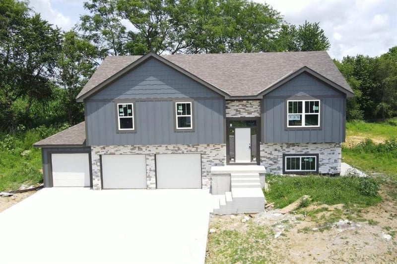 109 Johnson Cir, Dearborn, MO 64439