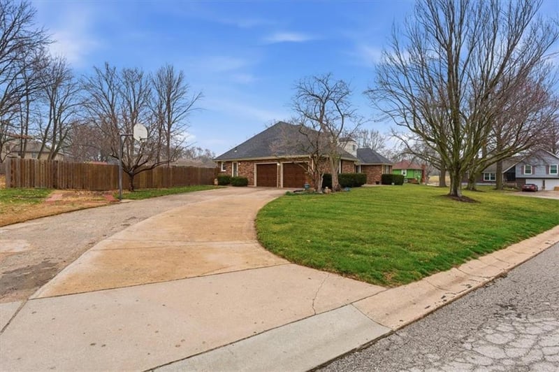 600 Buena Vista Dr, Raymore, MO 64083