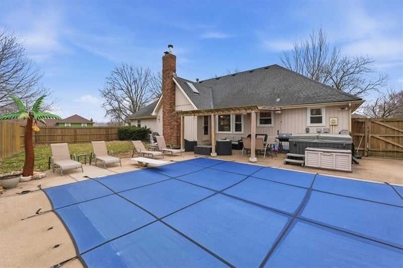 600 Buena Vista Dr, Raymore, MO 64083