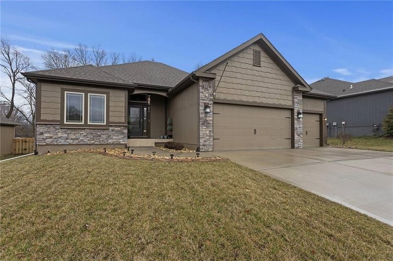 303 102nd St, Kansas City, MO 64155