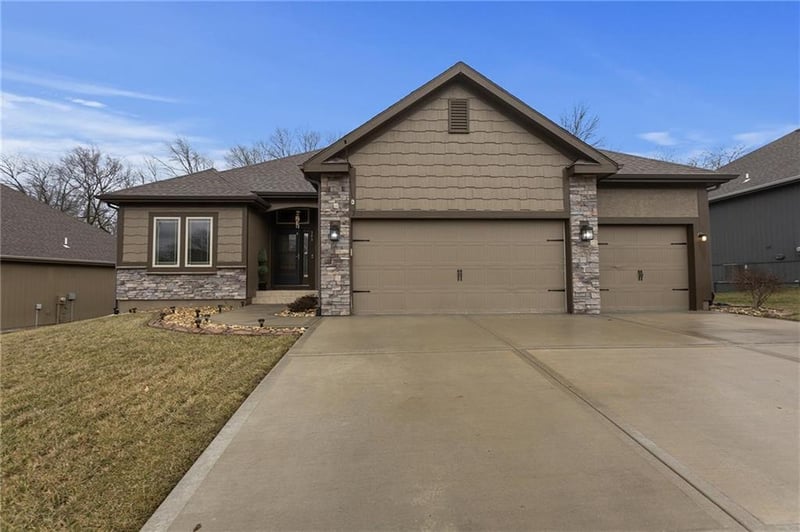 303 102nd St, Kansas City, MO 64155