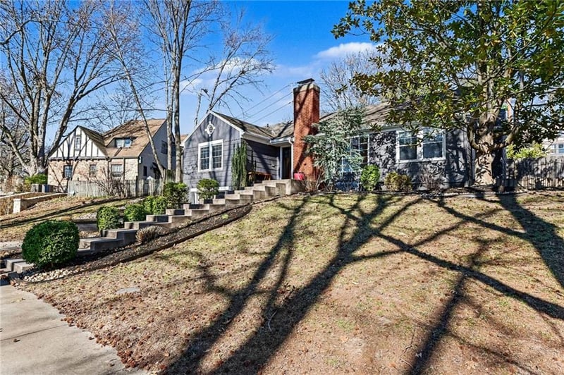 210 Winthrope Rd, Kansas City, MO 64113