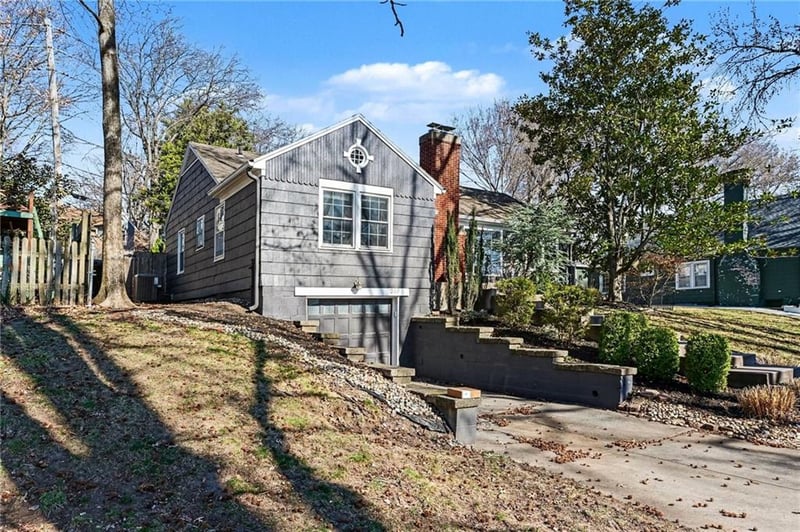 210 Winthrope Rd, Kansas City, MO 64113