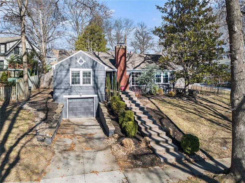 210 Winthrope Rd, Kansas City, MO 64113