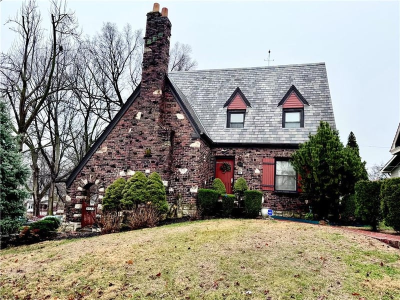 3921 Sunrise Dr, Kansas City, MO 64123