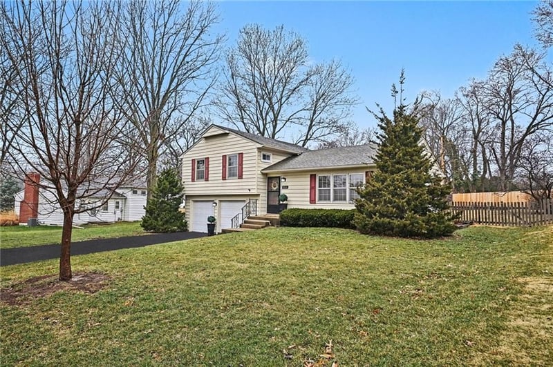 9106 97th St, Overland Park, KS 66212