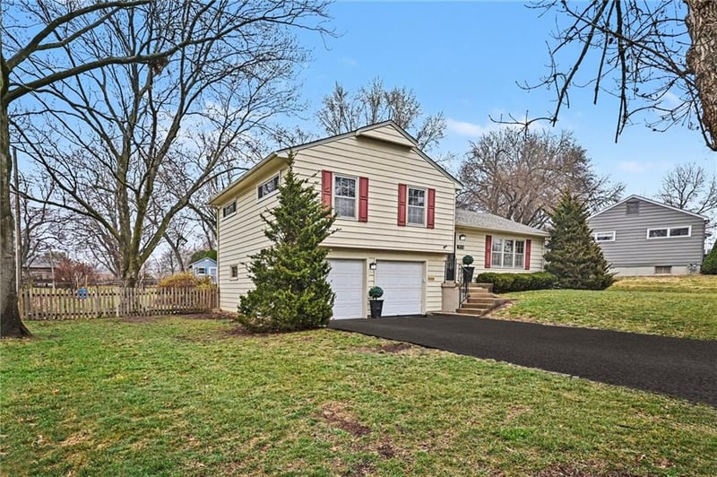 9106 97th St, Overland Park, KS 66212