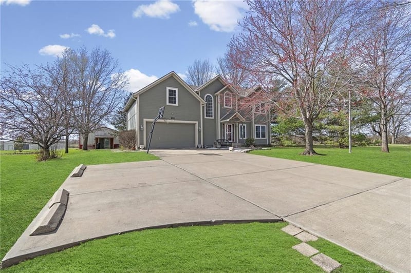 1330 N Lake City Valley Rd, Buckner, MO 64016