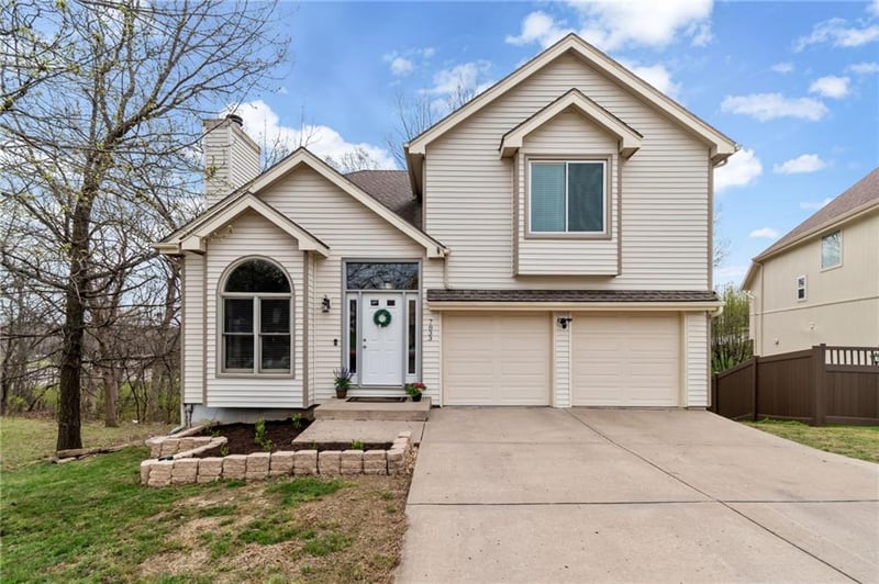 7833 Strathbury Ave, Kansas City, MO 64151