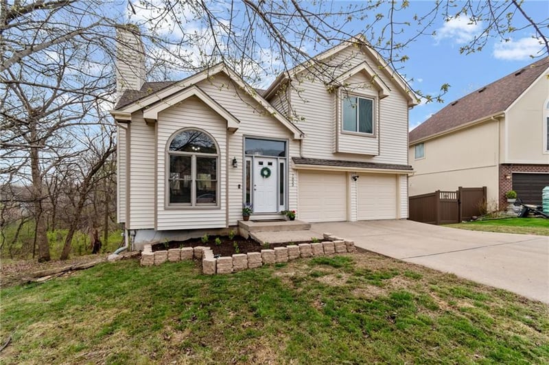 7833 Strathbury Ave, Kansas City, MO 64151