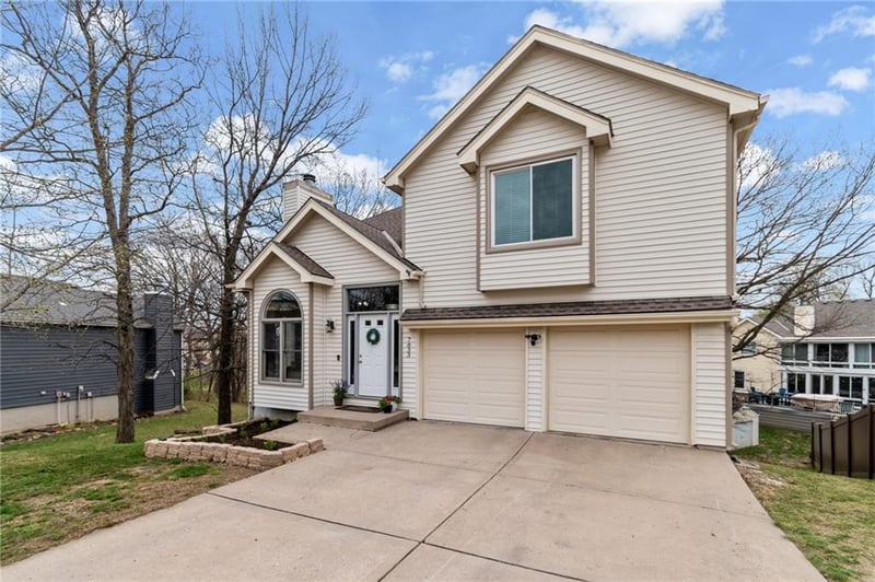 7833 Strathbury Ave, Kansas City, MO 64151