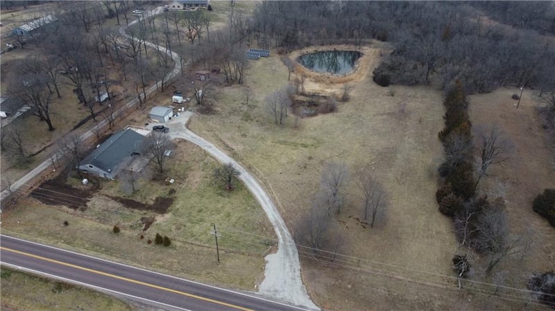 14298 Leavenworth Rd, Basehor, KS 66007