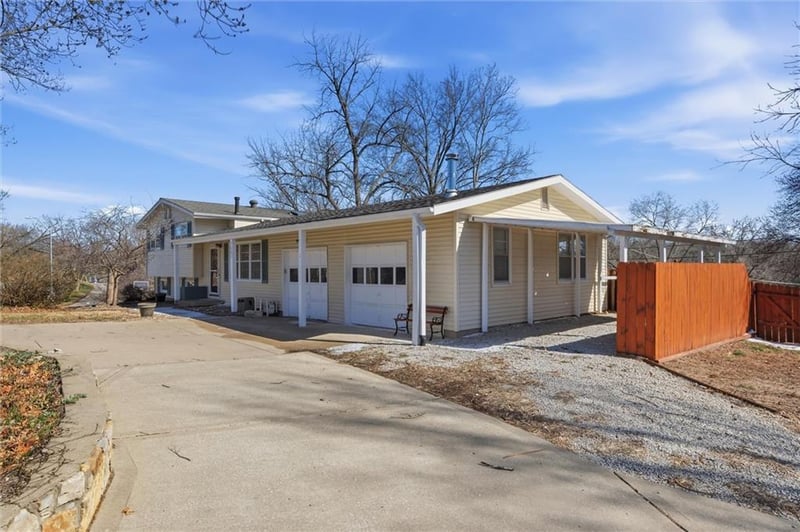 7201 73rd St, Kansas City, MO 64152