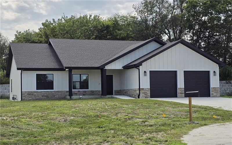 1007 George Ct, Effingham, KS 66023