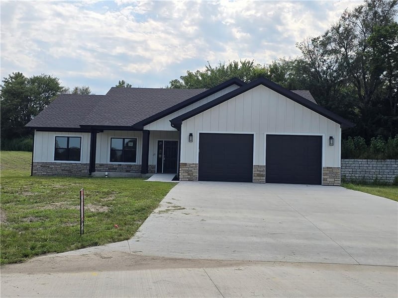 1007 George Ct, Effingham, KS 66023