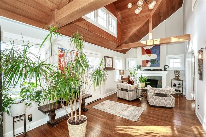 4921 Bell St, Kansas City, MO 64112