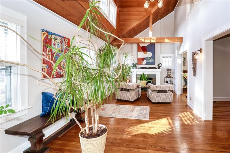 4921 Bell St, Kansas City, MO 64112