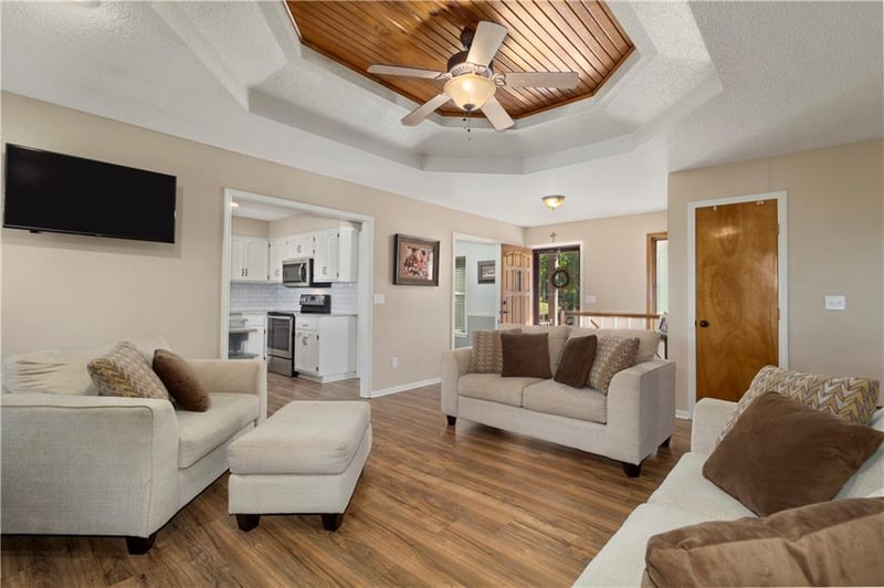 6410 Hilldale Dr, Kansas City, MO 64151