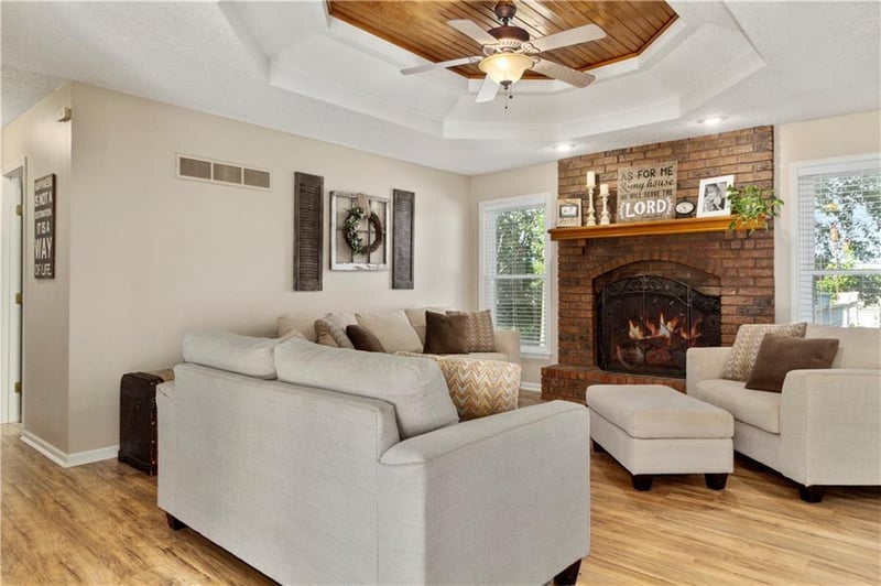 6410 Hilldale Dr, Kansas City, MO 64151