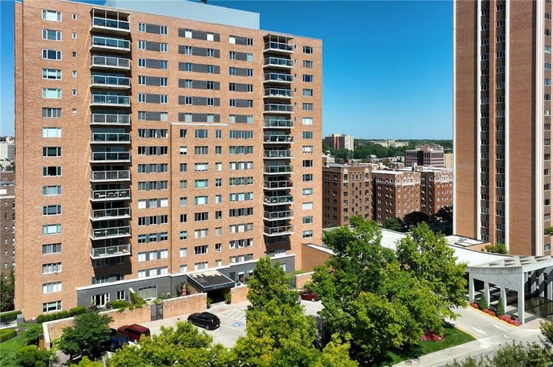 221 48th St #803, Kansas City, MO 64112