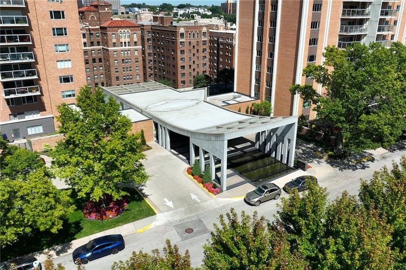 221 48th St #803, Kansas City, MO 64112