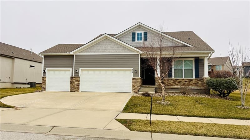 604 Haverford Rd, Lee's Summit, MO 64081