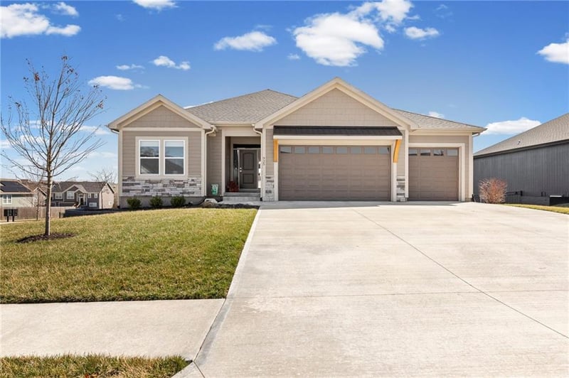 925 Willow Ct, Tonganoxie, KS 66086