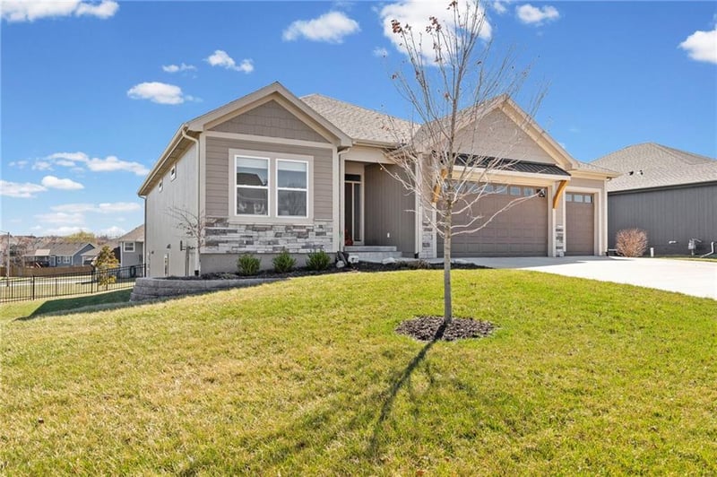 925 Willow Ct, Tonganoxie, KS 66086