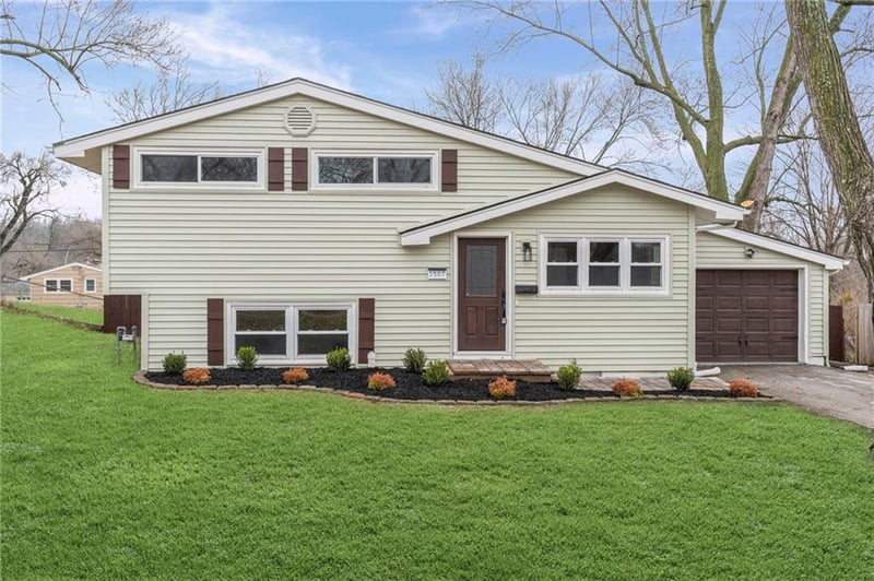 3507 Ruysser Rd, Kansas City, MO 64137