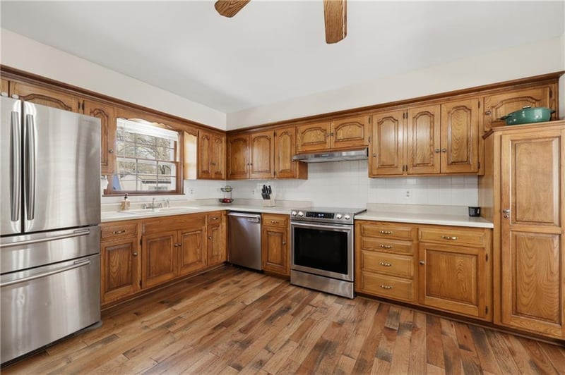 8108 72nd St, Overland Park, KS 66204