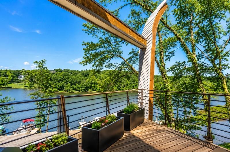 125 Lakeshore Dr, Lake Quivira, KS 66217