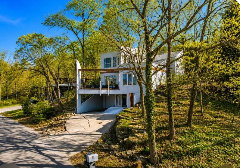 125 Lakeshore Dr, Lake Quivira, KS 66217