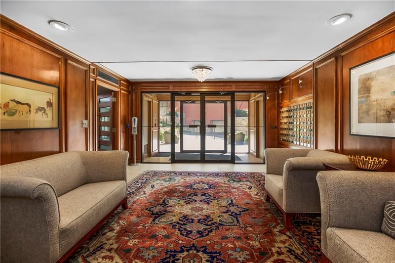 310 49th St #303, Kansas City, MO 64112