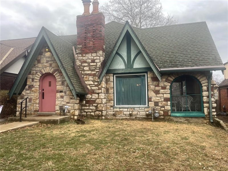 6811 Oak St, Kansas City, MO 64113