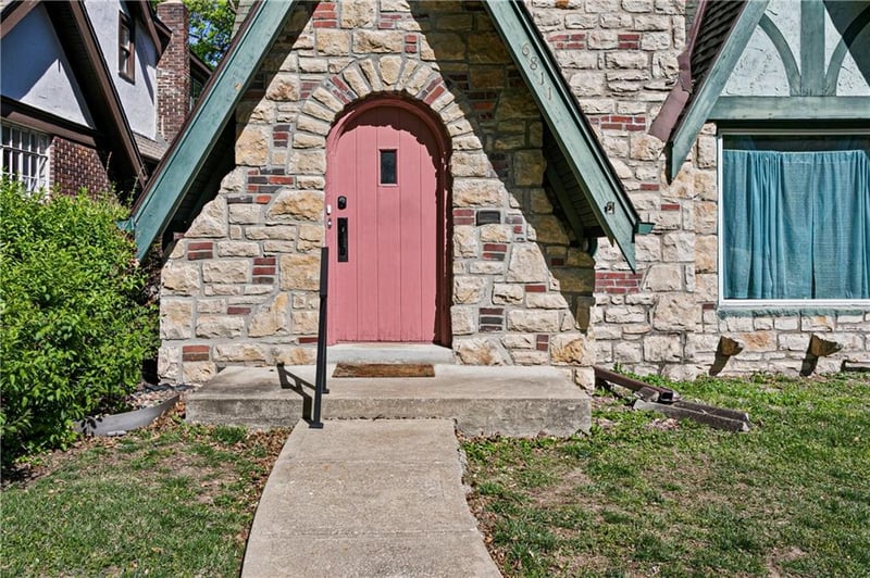 6811 Oak St, Kansas City, MO 64113