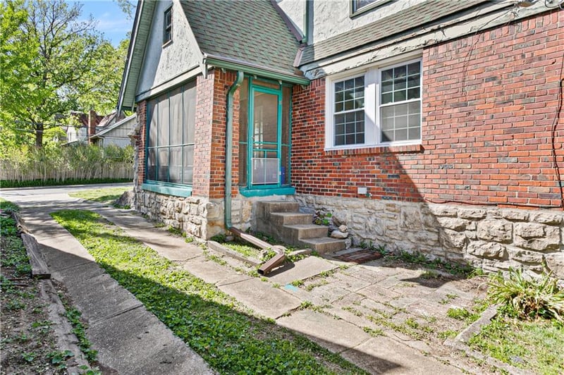 6811 Oak St, Kansas City, MO 64113