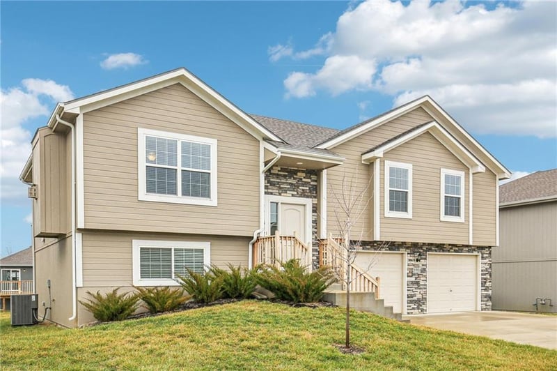 1004 High View Dr, Grain Valley, MO 64029