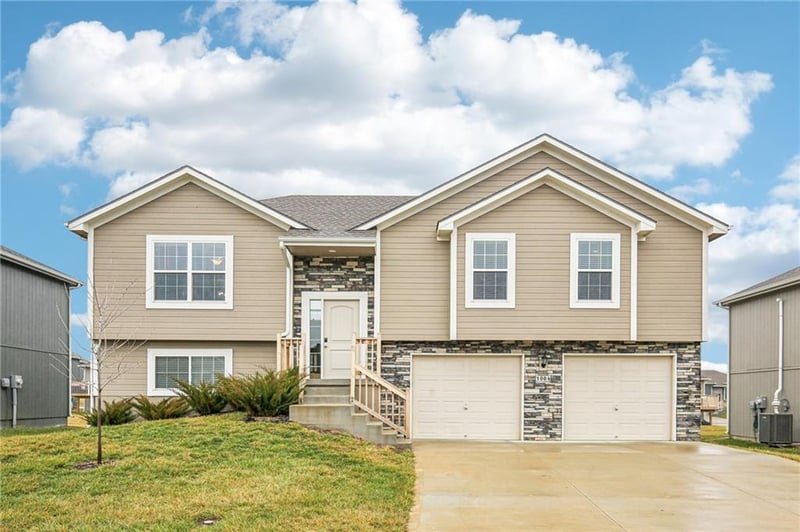 1004 High View Dr, Grain Valley, MO 64029