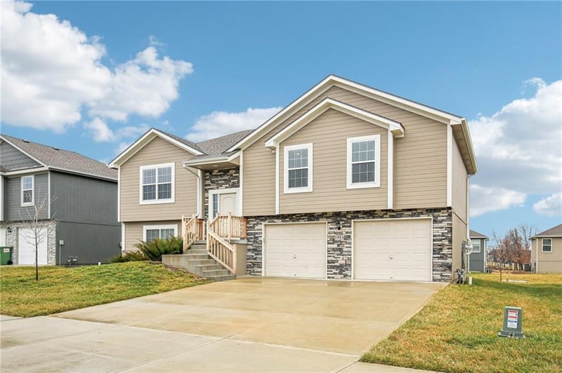 1004 High View Dr, Grain Valley, MO 64029